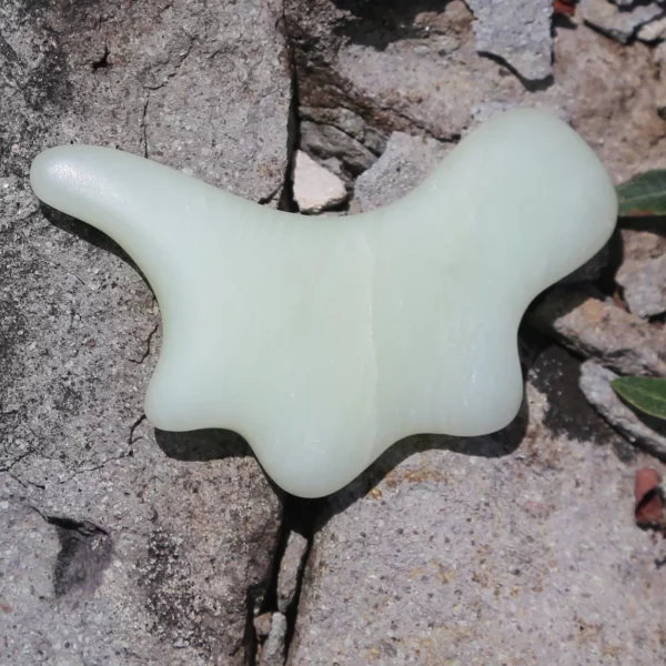 Gua Sha en jade néphrite pour le visage