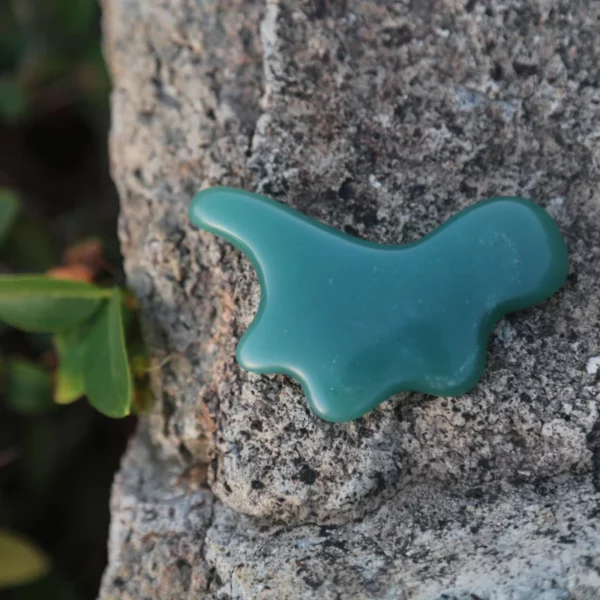 Gua Sha en calcedoine chrome pour le visage