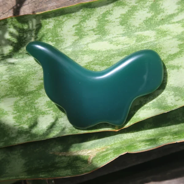Gua Sha en calcedoine chrome pour le corps