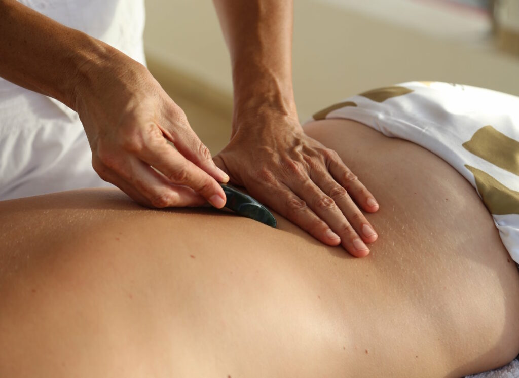 massage d'un dos à la pierre de jade
