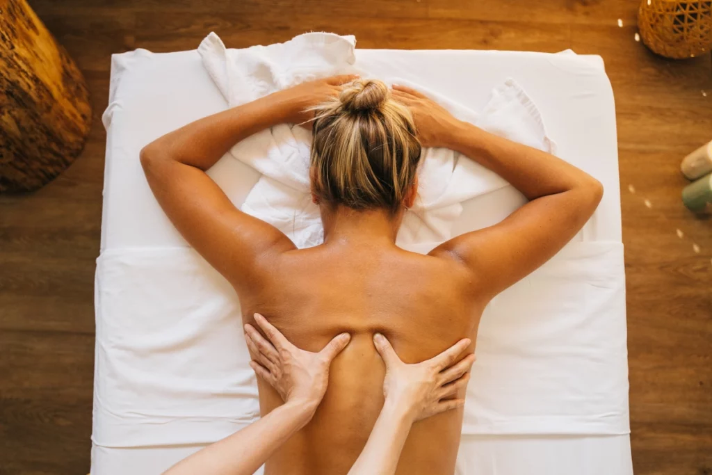une femme se faisant masser le milieu du dos 