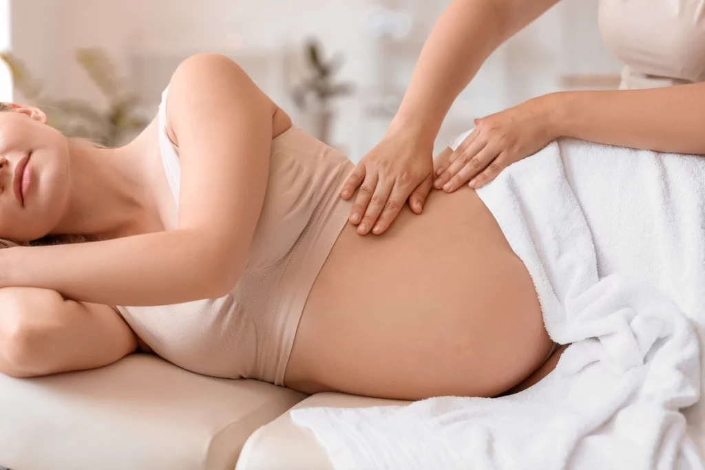 Femme enceinte se faisant masser