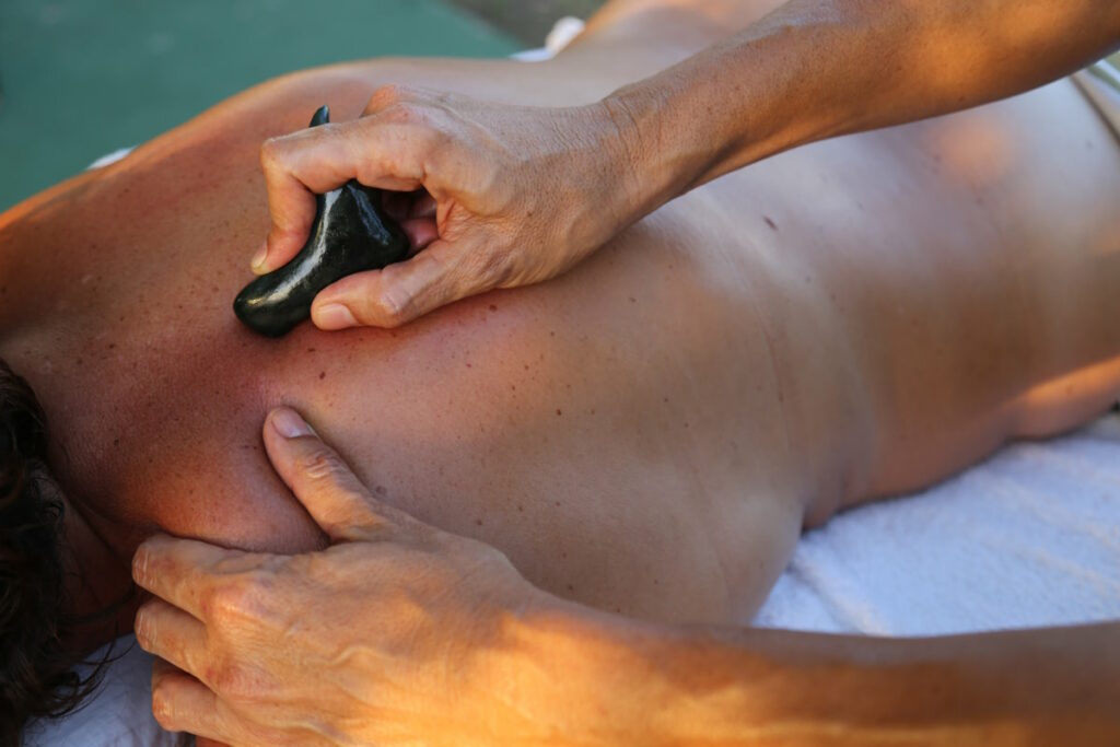 Massage du dos à la pierre