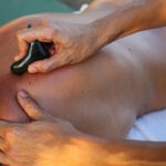 Quelle pierre de massage choisir selon son type de peau ? Le guide naturel et ciblé