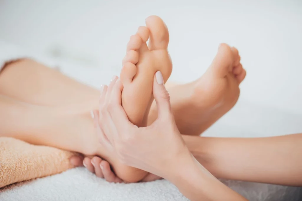 Massage pieds à la main.