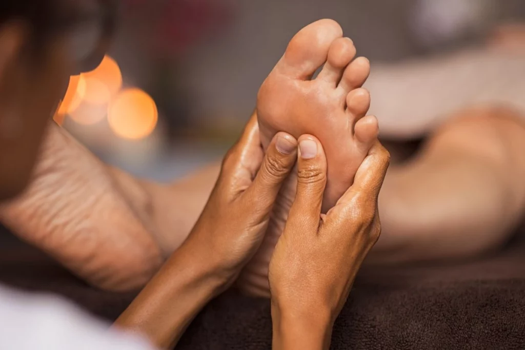 Massage d'un pied avec les pouces.