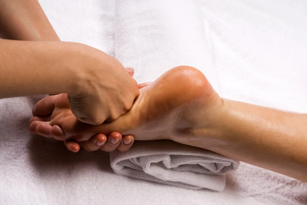 Massage des pieds en profondeur avec le dos de la main.