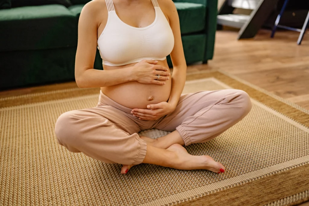 Femme enceinte en tailleur.