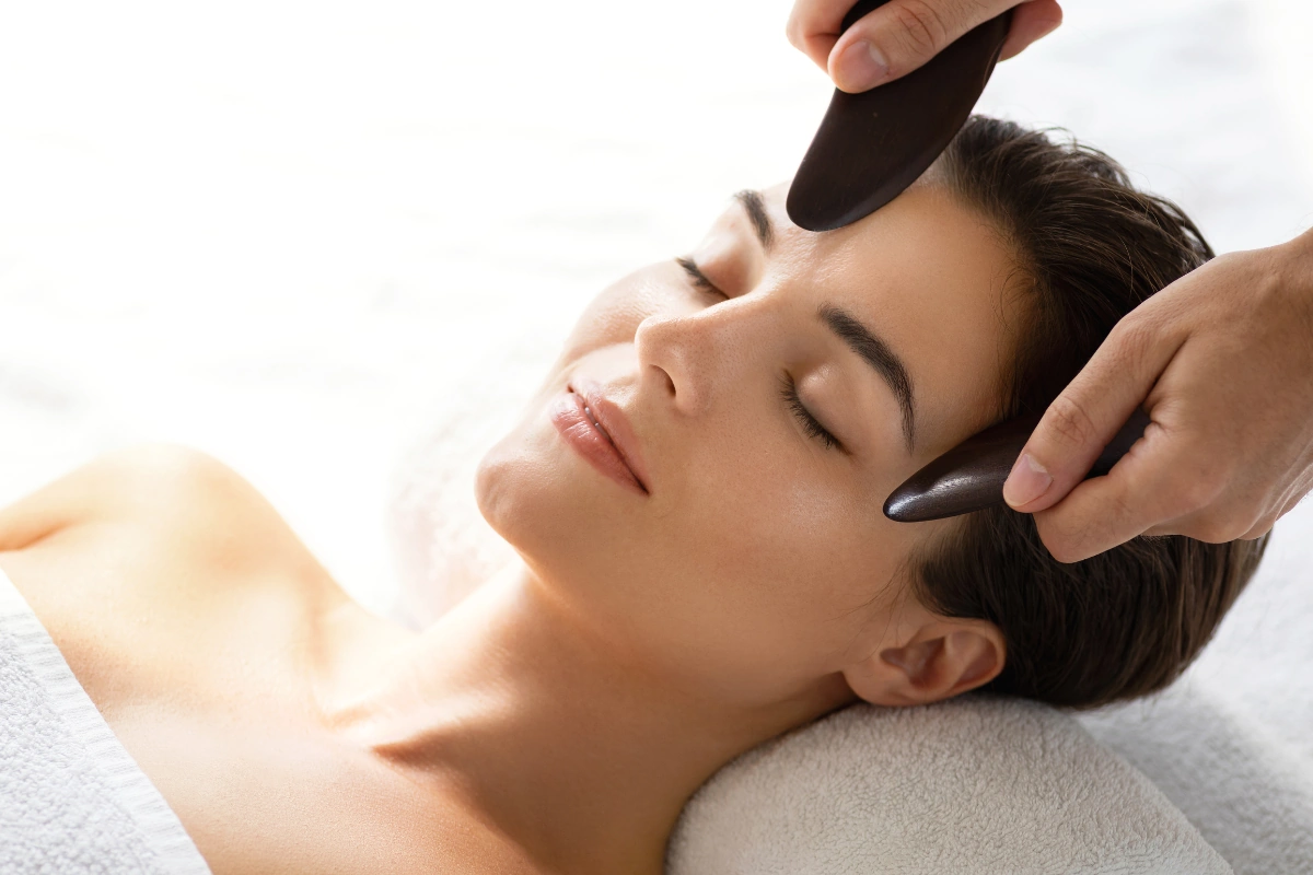 Massage du visage aux pierres.