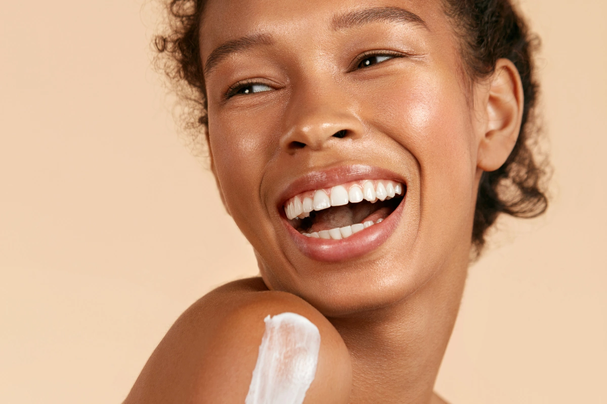 Crème sur visage.