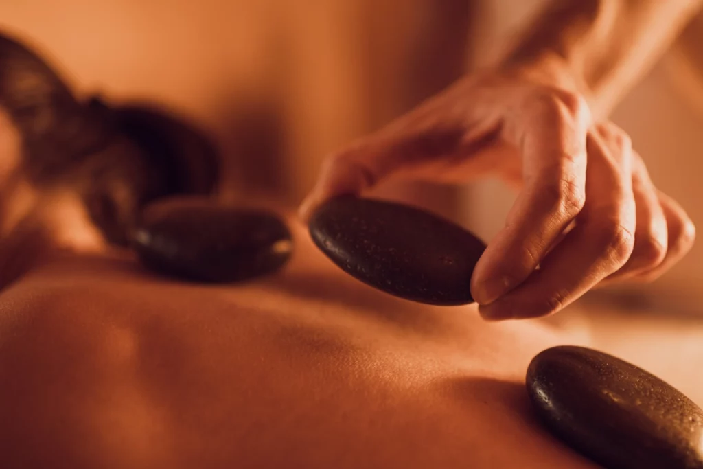 Massage à la pierre.
