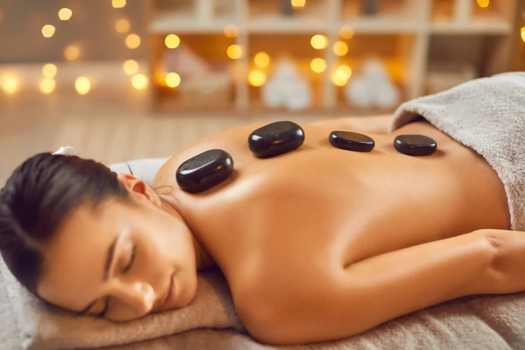 Massage à la pierre.
