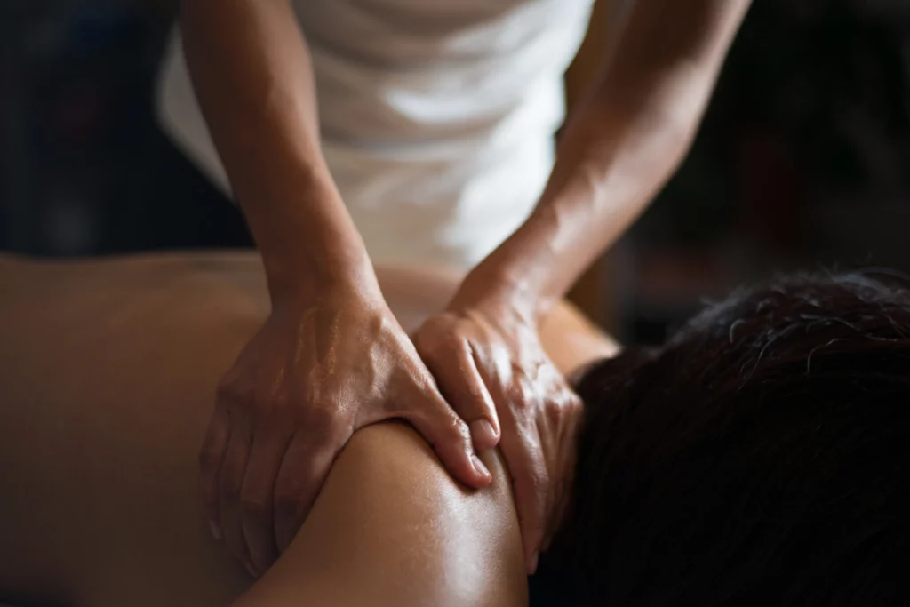 Massage du dos.