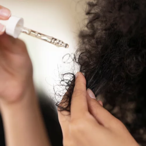 Huile de jojoba pour cheveux secs : bienfaits, usages et conseils