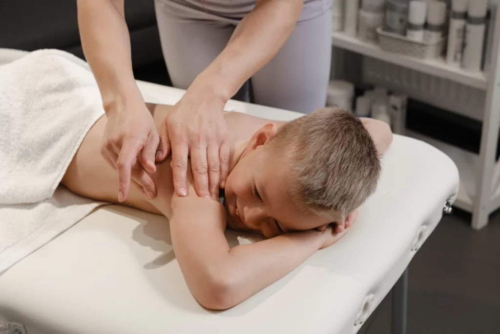 Massage bien-être pour un enfant.