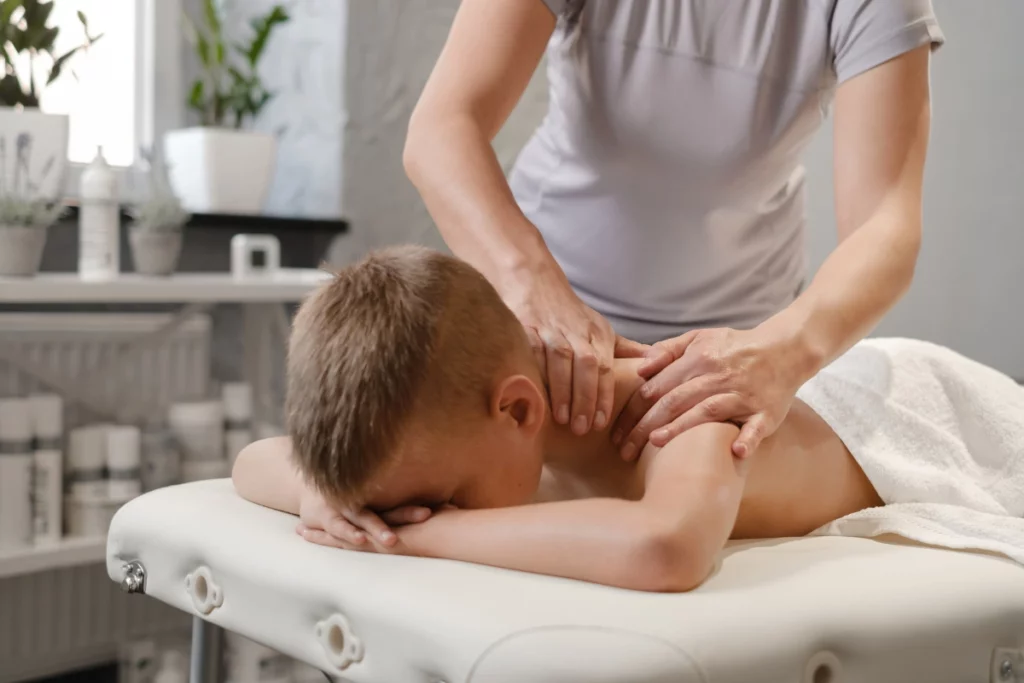 Massage bien-être pour un enfant.
