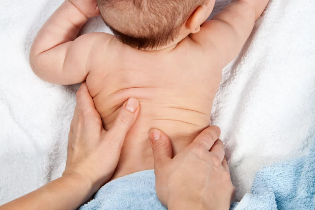 Massage bien-être pour un enfant.