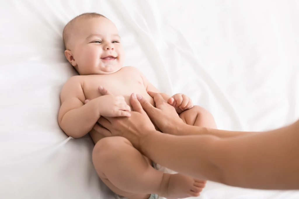 Massage bien-être pour un enfant.