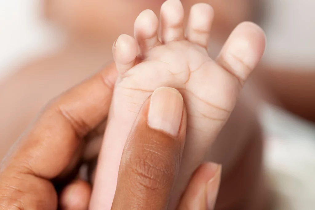 Massage bien-être pour un enfant.
