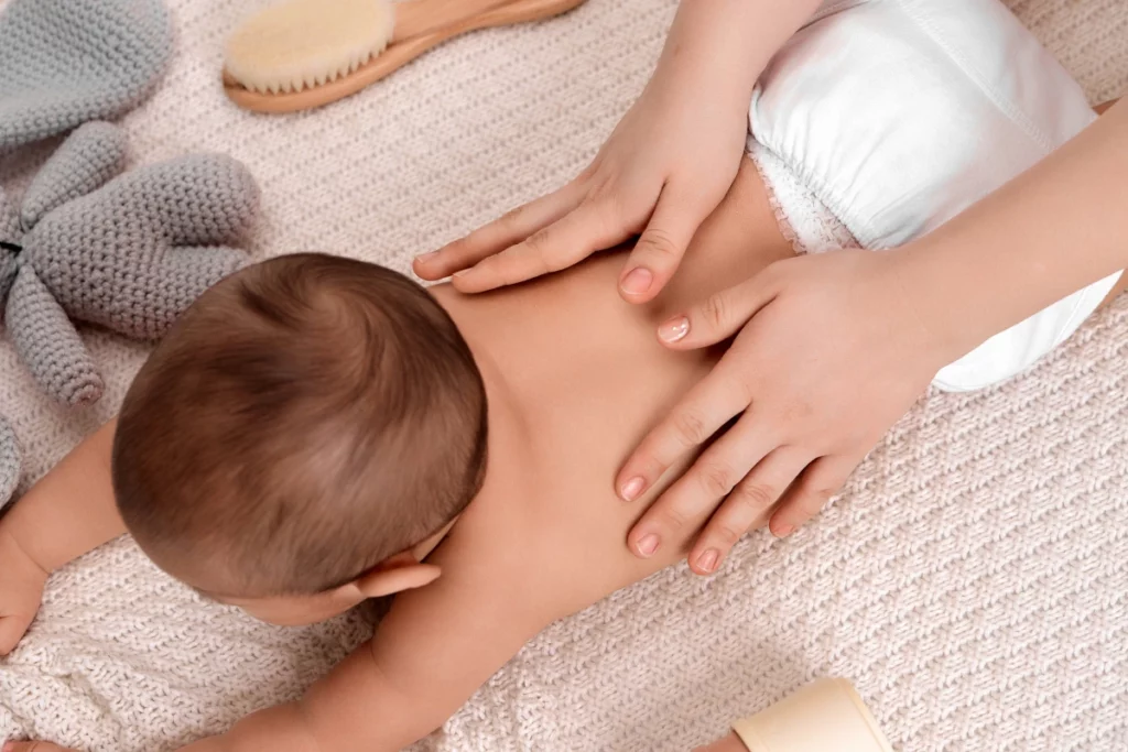 Massage bien-être pour un enfant.