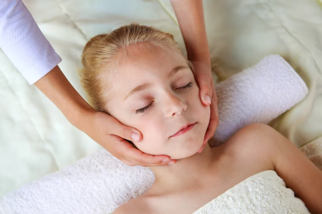 Massage bien-être pour un enfant.