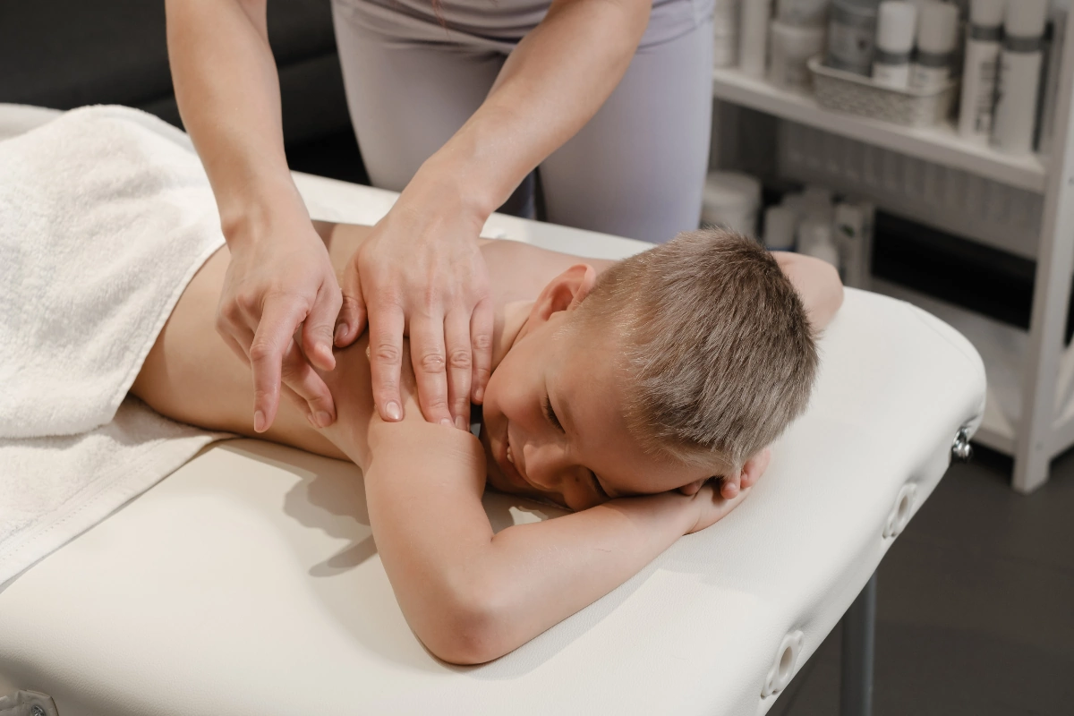 Massage bien-être pour un enfant.