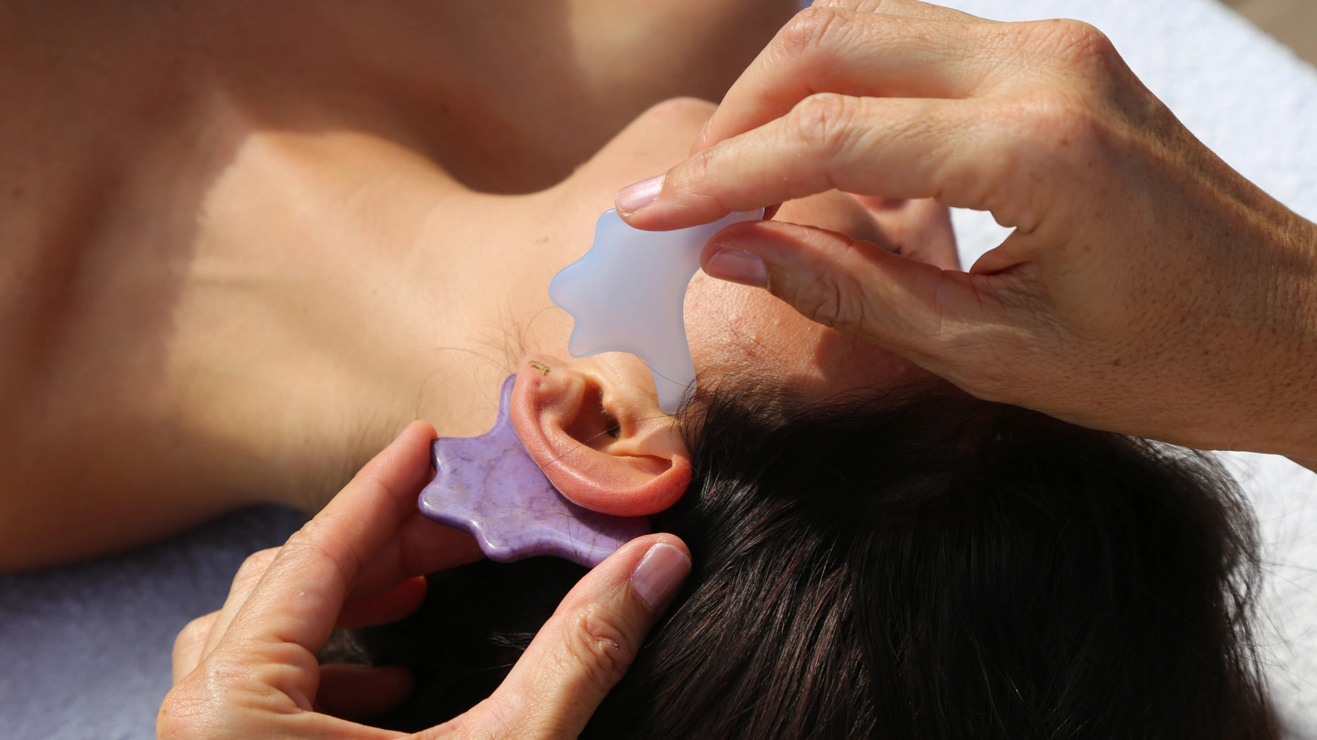 Massage du visage aux pierres à la pierre STBARTHTHERAPY.