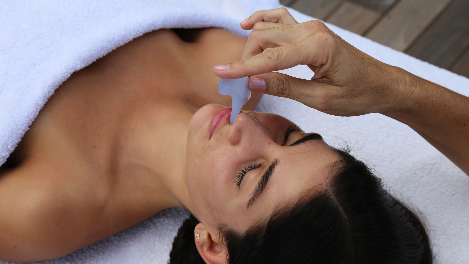 Massage du visage aux pierres à la pierre STBARTHTHERAPY.